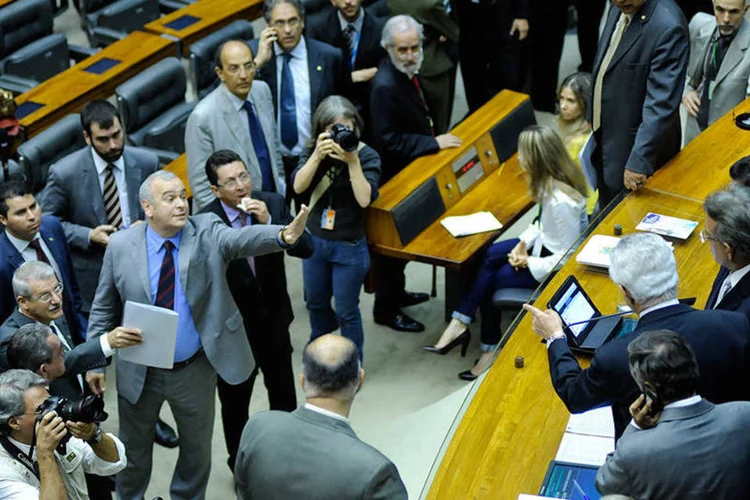 
	Sess&atilde;o para votar o pedido de cassa&ccedil;&atilde;o de Andr&eacute; Vargas: deputados contr&aacute;rios ao encerramento da sess&atilde;o protestaram e exigiram a retomada do debate
 (Lucio Bernardo Jr. / Câmara dos Deputados)