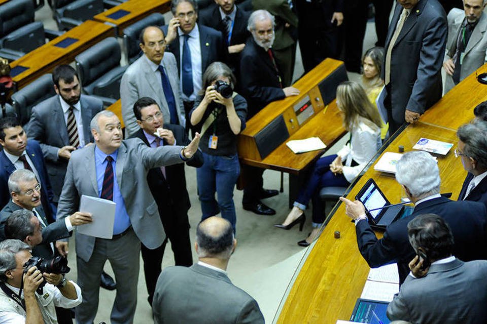 Tumulto marca sessão para votar cassação de André Vargas