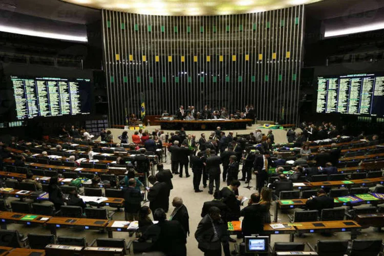 
	C&acirc;mara: deputados aprovaram cria&ccedil;&atilde;o de 14 mil empregos federais, em cl&aacute;usula escondida no projeto de aumento de sal&aacute;rios da Suframa.
 (Agência Brasil)