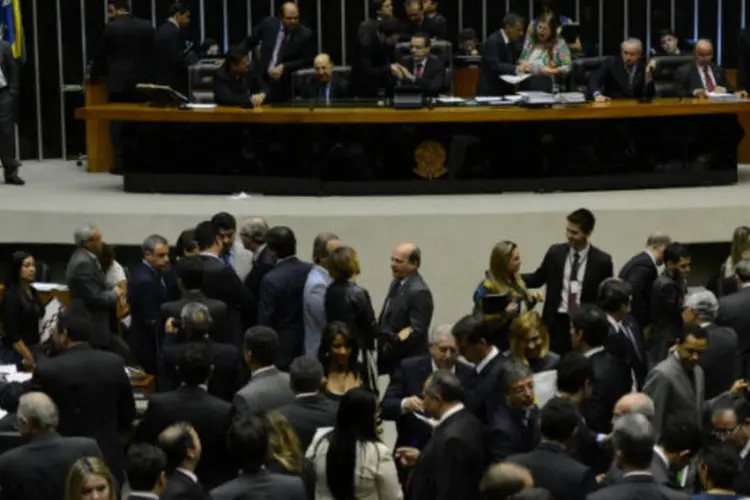 
	Plen&aacute;rio da C&acirc;mara: em meio &agrave; crise pol&iacute;tica entre governo e partidos aliados na C&acirc;mara, Planalto trabalha para evitar convoca&ccedil;&atilde;o de ministros ao Congresso
 (Fabio Rodrigues Pozzebom/ABr)