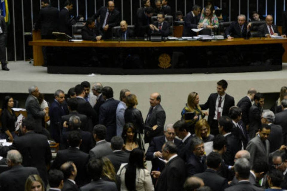 Governo consegue evitar convocação de ministros