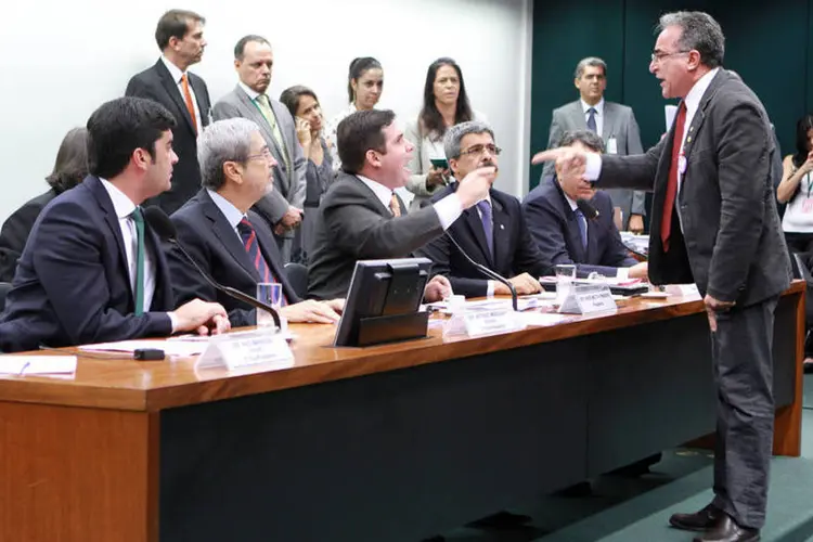 Deputados Hugo Motta (PMDB-PB) e Edmilson Rodrigues (PSOL-PA) discutem na primeira sessão da CPI da Petrobras (William Sant·ana / Câmara dos Deputados)