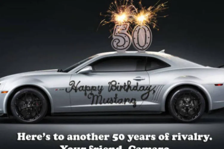Velas e escritos em chocolate decoraram o Chevrolet Camaro em anúncio pelos 50 anos do Ford Mustang (Divulgação / Chevrolet)
