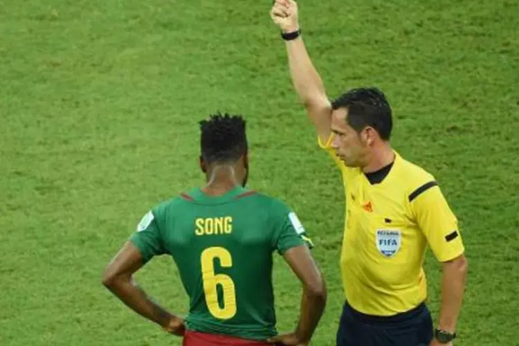 Jogador de Camarões recebe o cartão vermelho na partida contra a Croácia (AFP)
