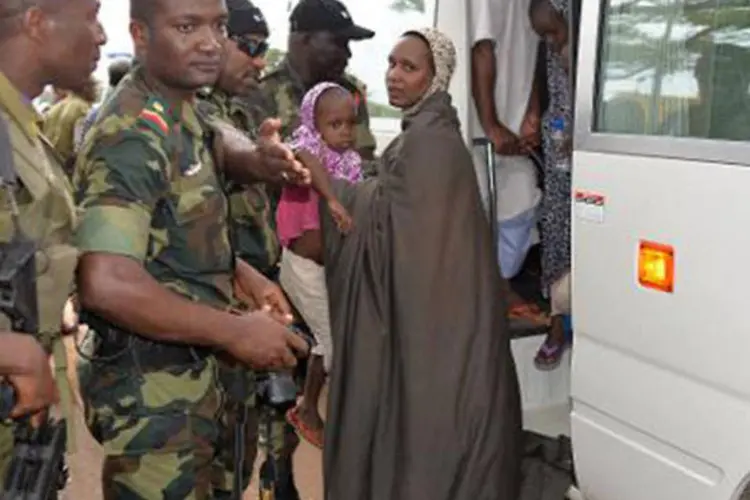 Reféns camaroneses retornam para a capital do país após meses de sequestro pelo grupo islamita nigeriano Boko Haram
 (Reinnier KAZE/AFP)