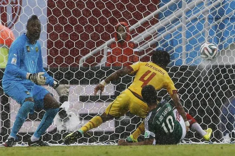 
	Goleiro do Camar&otilde;es, Charles Itandje, reage a gol anulado do jogador do Giovani dos Santos, do&nbsp;M&eacute;xico&nbsp;
 (Reuters/Jorge Silva)