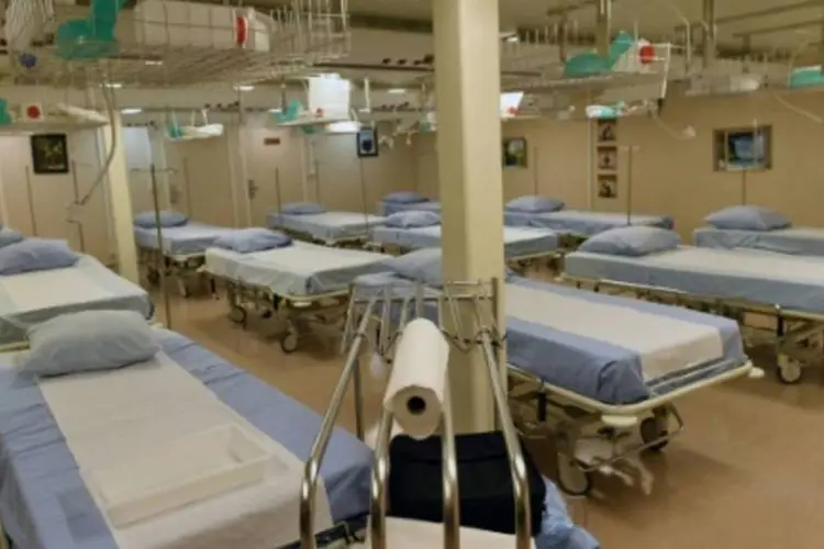 Camas em hospital: decisão pede a suspensão das medidas que prolongam artificialmente a vida do homem (Roslan Rahman/AFP)