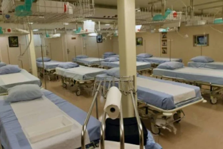 Camas em hospital: decisão pede a suspensão das medidas que prolongam artificialmente a vida do homem (Roslan Rahman/AFP)