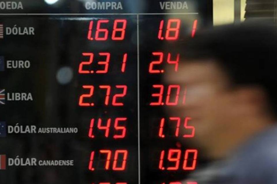 Dólar sobe em reação a dados positivos na China e EUA