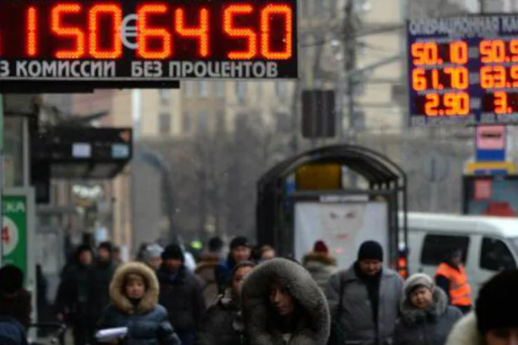 Casas de câmbio em Moscou: no ano passado, a moeda russa perdeu 41% de seu valor em relação ao dólar (Vasily Maximov/AFP)