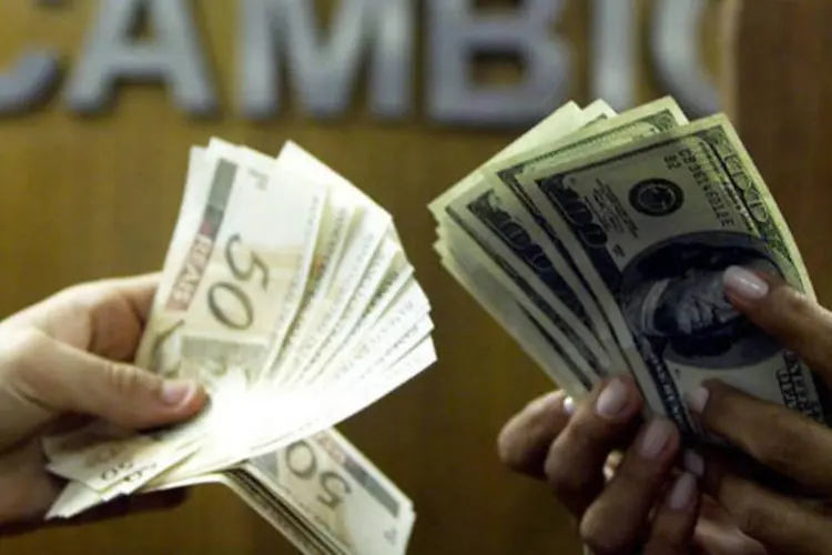 
	C&acirc;mbio: por volta das 9h50, o d&oacute;lar renovou m&aacute;ximas ante o real, subindo 0,70%
 (REUTERS/Bruno Domingos)