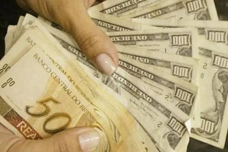
	C&acirc;mbio: na m&aacute;xima da sess&atilde;o, a divisa chegou a 2,9046 reais
 (Bruno Domingos/Reuters)