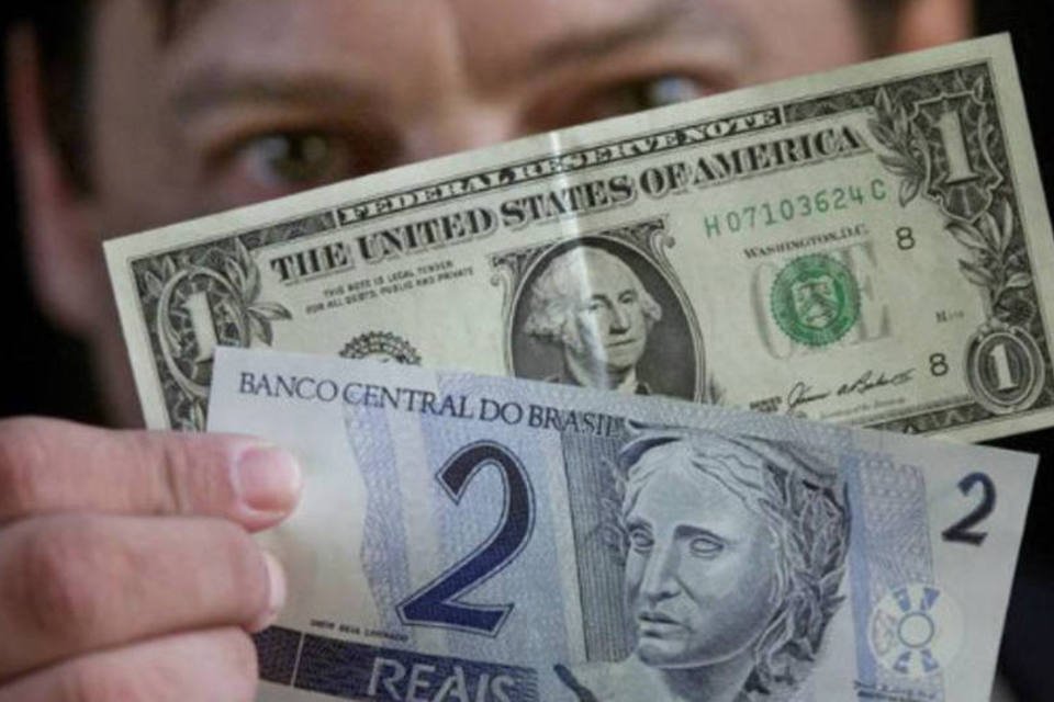 Dólar abre em queda, vira e mercado espera leilão do BC