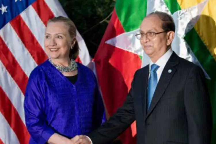 Hillary Clinton cumprimenta o presidente birmanês Thein Sein:  o encontro "demonstra o apoio do governo americano ao processo de reformas em Mianmar" (Brendan Smialowski/AFP)