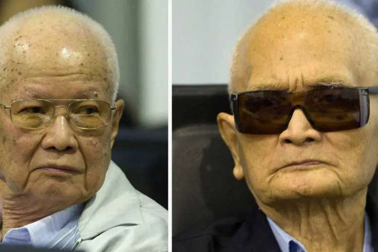 
	Ide&oacute;logo do regime, Nuon Chea, 88 anos (e), e o chefe de Estado khmer, Khieu Samphan, 83
 (Mark Peters/ECCC/Handout via Reuters)