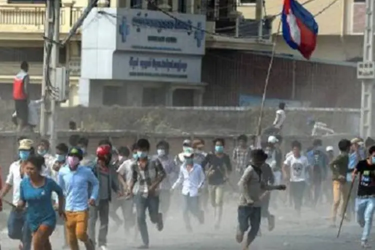 
	Pessoas fogem de viol&ecirc;ncia em protesto no Camboja: for&ccedil;as de ordem abriram fogo para tentar conter o avan&ccedil;o dos manifestantes
 (TANG CHHIN SOTHY/AFP)