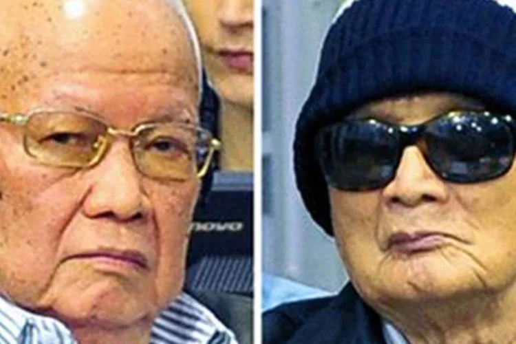 Khieu Samphan (esquerda) e Nuon Chea, dois dos quatro acusados que atualmente têm entre 79 e 85 anos (Mark Peters/AFP)