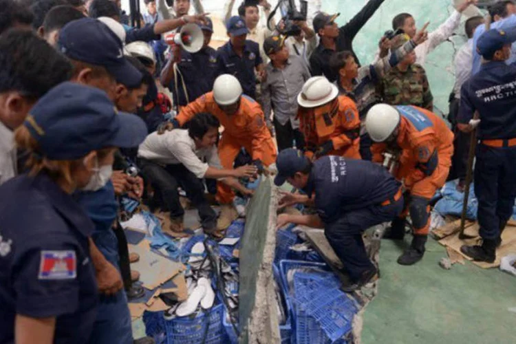 Equipes de resgate procuram sobreviventes na fábrica de Kampong Speu, que desabou no Camboja (AFP / Tang Chhin Sothy)