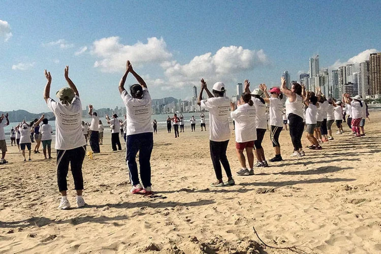 Atividade na praia: Balneário Camboriú tem uma secretaria municipal exclusiva para os idosos (Divulgação/Exame)