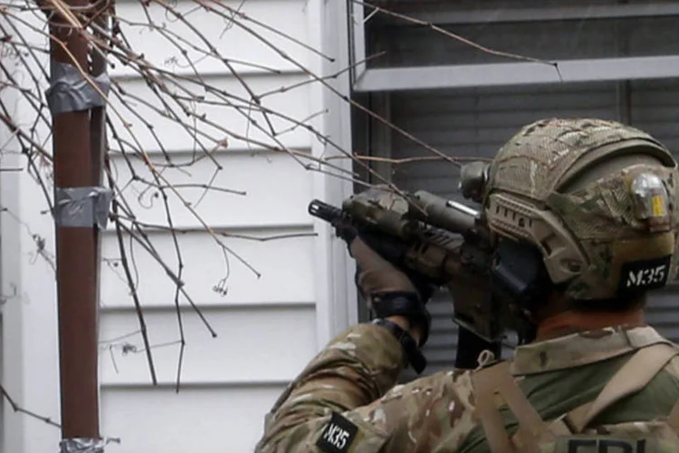 Agente do FBI em Cambridge, na busca pelo suspeito de participar das explosões em Boston: Timothy Alban, porta-voz da polícia estadual, falou sobre a operação, que será efetuada por especialistas em explosivos em uma casa na rua Norfolk. (REUTERS/Shannon Stapleton)