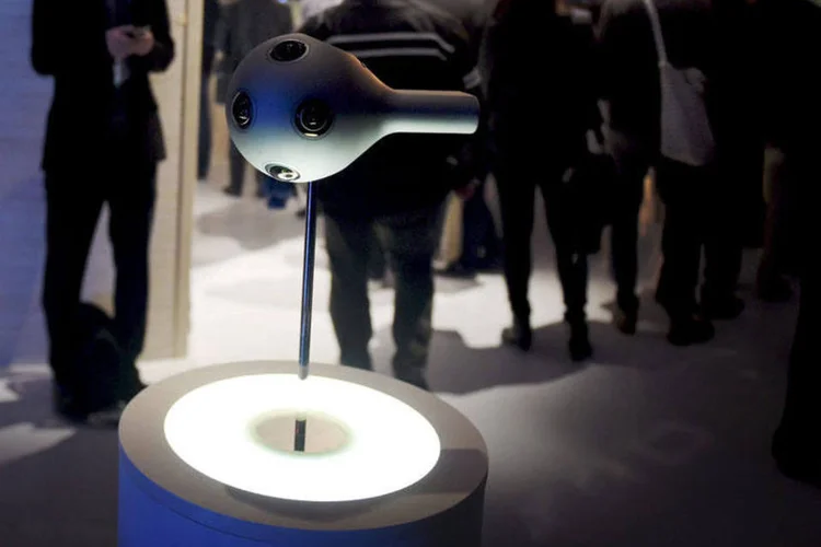 
	C&acirc;mera digital da Nokia: a c&acirc;mera esf&eacute;rica possui oito sensores e microfones e &eacute; projetada para fazer filmes 3D
 (Antti Aimo-Koivisto/Lehtikuva/REUTERS)