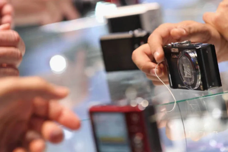 
	C&acirc;meras fotogr&aacute;ficas da Panasonic: companhia pretende vender 110 bilh&otilde;es de ienes (1,34 bilh&atilde;o de d&oacute;lares) em ativos, incluindo edif&iacute;cios e terrenos
 (Sean Gallup/Getty Images)