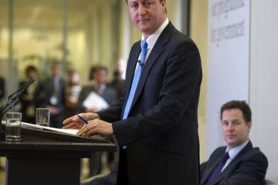 Cameron e Clegg apresentam detalhes de seu histórico acordo de coalizão