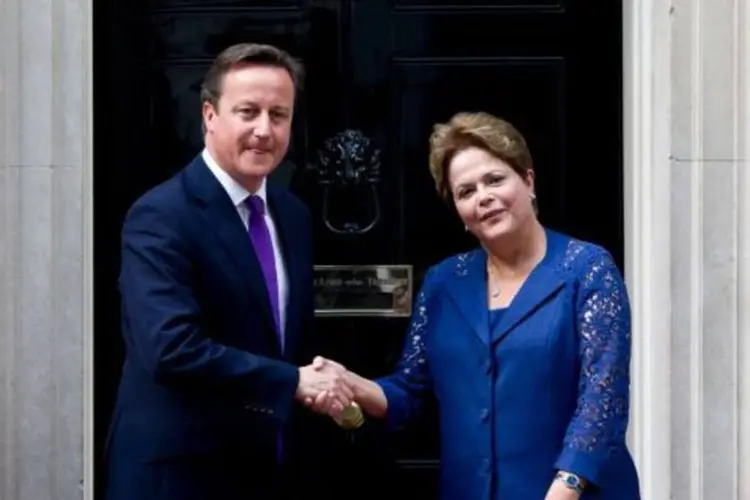Premiê David Cameron e presidente Dilma Rousseff em Downing Street, Londres (Neil Hall/Reuters)