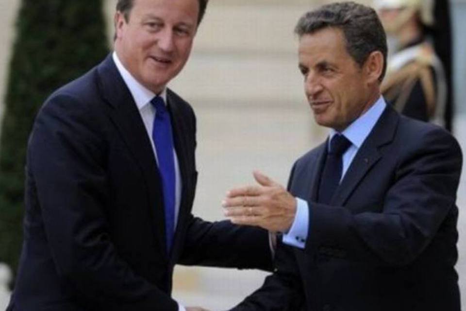 Cameron e Sarkozy chegam a Trípoli para visita relâmpago