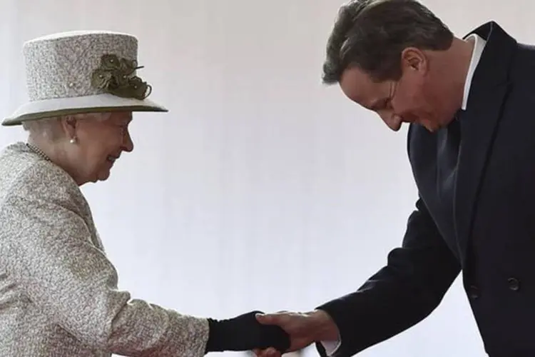 
	Primeiro-ministro brit&acirc;nico, David Camerom, cumprimentando a rainha Elizabeth
 (REUTERS/Toby Melville)