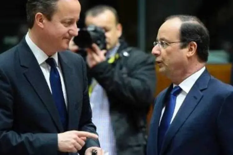 David Cameron e François Hollande são vistos em 21 de março de 2014, em Bruxelas	 (AFP)