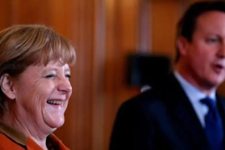 
	A chanceler Angela Merkel e o premi&ecirc; brit&acirc;nico Cameron: &quot;as posi&ccedil;&otilde;es s&atilde;o ainda muito distantes&quot;, explicou a alem&atilde;
 (Dan Kitwood/AFP)