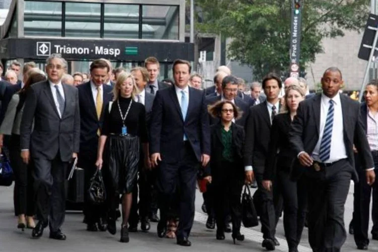 
	Primeiro-ministro brit&acirc;nico David Cameron andando com sua comitiva pela Avenida Paulista, em S&atilde;o Paulo, Brasil
 (JuniorRuiz/Fiesp/Divulgação/Reuters)