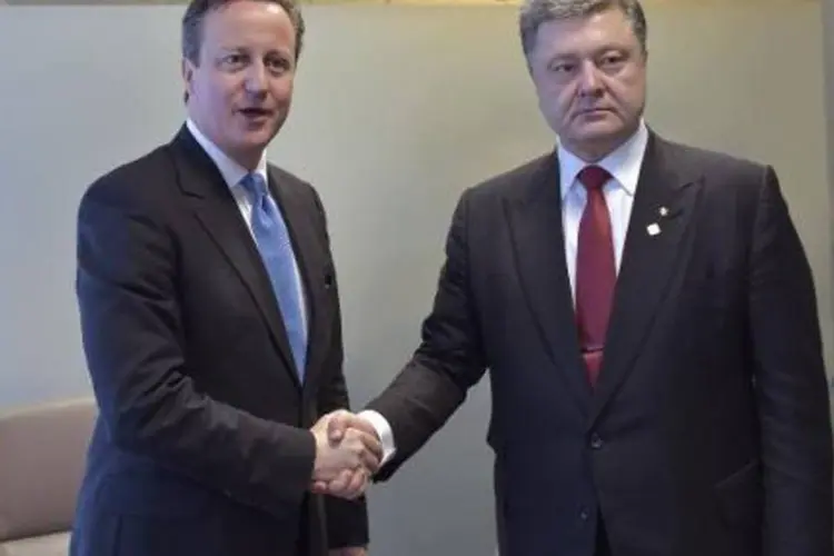  O premier britânico, David Cameron (e), e o presidente ucraniano, Petro Poroshenko, participam de uma reunião do Conselho Europeu, em Bruxelas (François Lenoir/AFP)