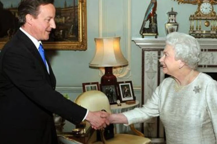 Cameron visitou a rainha, que lhe convidou formalmente para montar um governo (.)