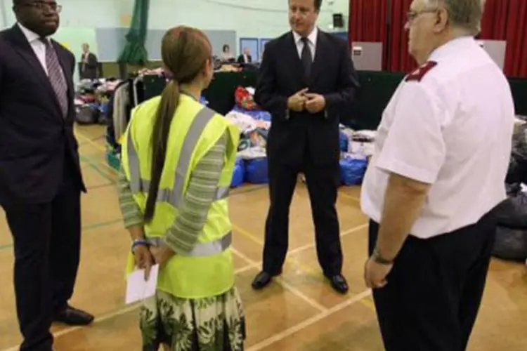 O premiê David Cameron visita centro de assistência em Tottenham e promete reconstrução
 (Oli Scarff/AFP)