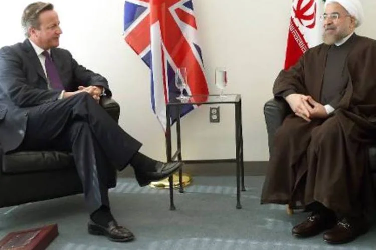 
	O premi&ecirc; brit&acirc;nico, David Cameron (e), com o presidente do Ir&atilde;, Hassan Rohani
 (Timothy A. Clary/AFP)