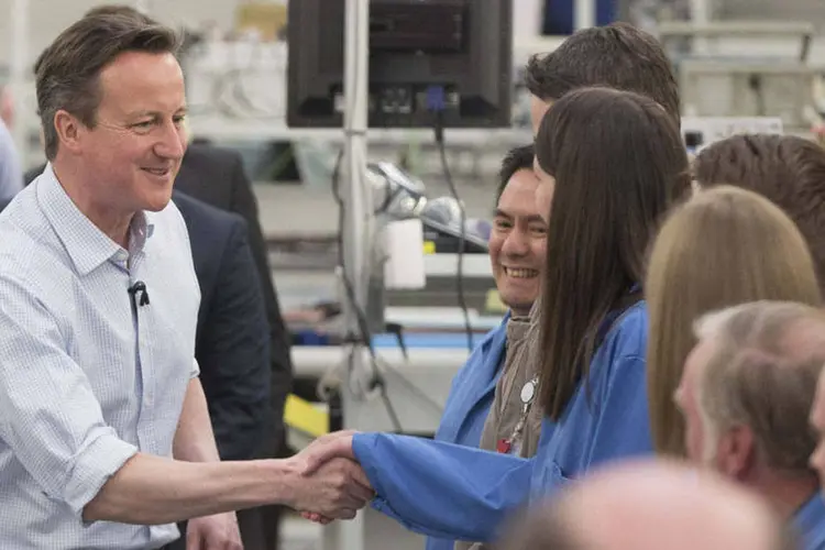 
	Primeiro-ministro, David Cameron, cumprimenta pessoas na rua
 (REUTERS/Neil Hall)