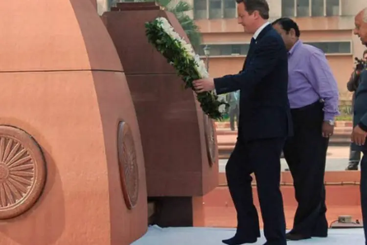 Primeiro-ministro inglês David Cameron visita memorial de Jallianwala Bagh em Amritsar, na Índia (AFP)