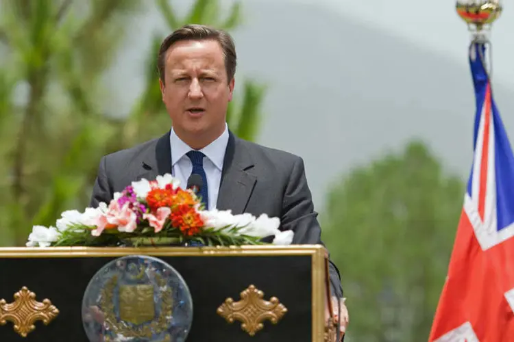 
	Premi&ecirc; brit&acirc;nico David Cameron se encontrou com o&nbsp;novo premi&ecirc; paquistan&ecirc;s, Nawaz Sharif, em Islamabad&nbsp;e bombas foram atiradas outras cidades
 (REUTERS/Leon Neal/pool)