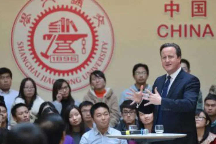 
	Cameron discursa em Xangai: primeiro-ministro onvidou internautas a fazerem perguntas para que respondesse durante sua visita ao gigante asi&aacute;tico
 (AFP)