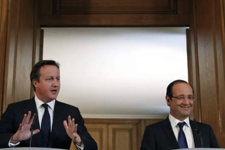 David Cameron e François Hollande: Hollande, que fazia uma visita de um dia, viajou a Londres sem a companheira, Valérie Trierweiler (WPA Pool/ Getty Images)