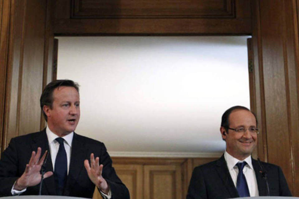 Hollande e Cameron tentam deixar diferenças para trás