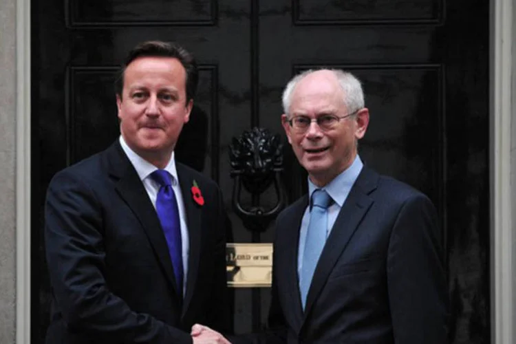 Herman Van Rompuy (D) é recebido por David Cameron: "Queremos que o Reino Unido permaneça na UE e não que saia dela", disse Schauble (©afp.com / Carl Court)