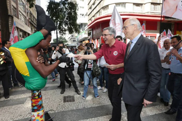 Padilha e Suplicy cumprimentam um artista de rua durante caminhada no centro de São Paulo (Paulo Pinto/Analítica/Divulgação via Fotos Públicas)
