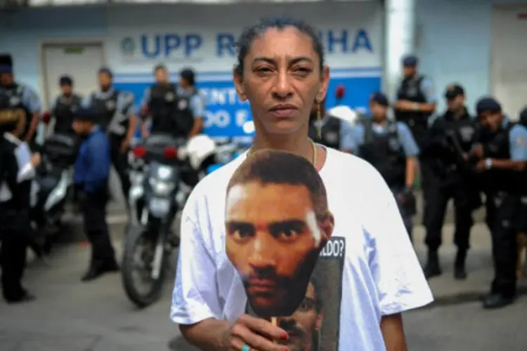 Elizabeth Gomes, esposa de Amarildo, durante  caminhada até a sede da UPP da Rocinha, onde fizeram o enterro simbólico de Amarildo (Fernando Frazão/Agência Brasil)