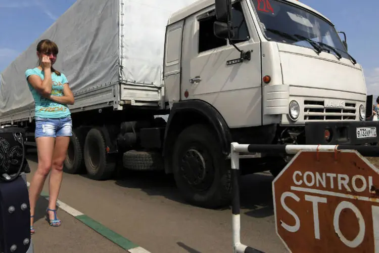 
	Caminh&otilde;es com ajuda humanit&aacute;ria: R&uacute;ssia mandou que ao menos 130 deles entrassem na Ucr&acirc;nia
 (Alexander Demianchuk/Reuters)