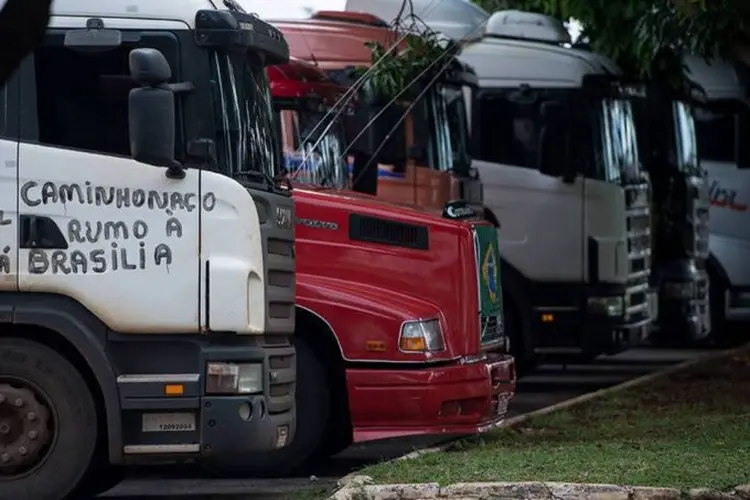 
	Protesto: os caminhoneiros que bloqueavam a BR-153 foram dispersados pela For&ccedil;a Nacional de Seguran&ccedil;a P&uacute;blica, com bombas de efeito moral
 (Marcelo Camargo/Agência Brasil)