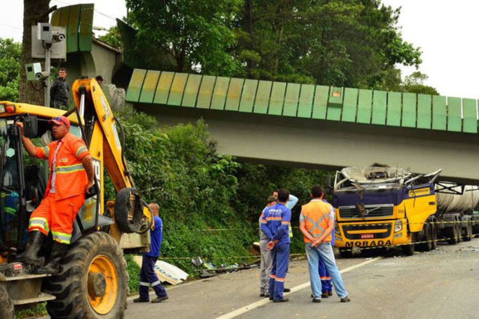 Caminhão derruba passarela em SP e fecha Rodovia Anchieta