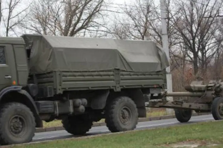 
	Caminh&atilde;o com artilharia pesada atravessa a principal estrada de Donetsk, leste da Ucr&acirc;nia
 (Menahem Kahana/AFP)